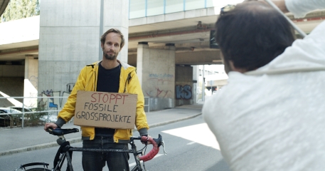 Christoph Schwarz mit Fahrrad und Plakat 