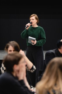 Ulrike Kuch spricht auf einem Workshop mit Mikrofon