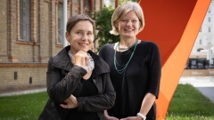 Rektorin Petra
                                          Schaper Rinkel und Martina Griesser-Stermscheg vor der Universität für angewandte Kunst Wien. 