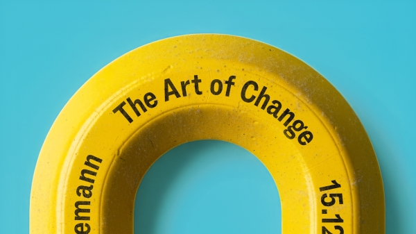 Das Veranstaltungsplakat Christoph Niemann The Art of Change zeigt einem gelben
                                          Stift auf blauem Hintergrund