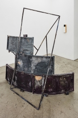 die Hebamme (aus der Serie leichte Mädchen), 2020 emaillierter Stahl, Matzleinsdorfer Keramik, Wachs 178
                                          x 110,5 x 196,5 cm