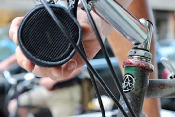 Detailaufnahme eines Rades mit Hand, die einen Gegenstand hält