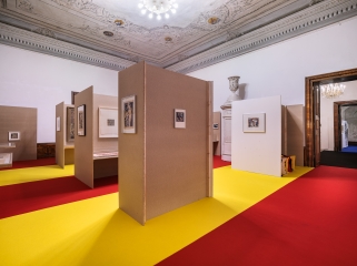 Ausstellungsansicht, Lill Tschudi – Franz Čižek. A delightful sort of game, Universitätsgalerie der Angewandten im Heiligenkreuzerhof
                                          © Kunstsammlung und Archiv, Universität für angewandte Kunst Wien, Foto: Manuel Carreon Lopez, kunst-dokumentation.com