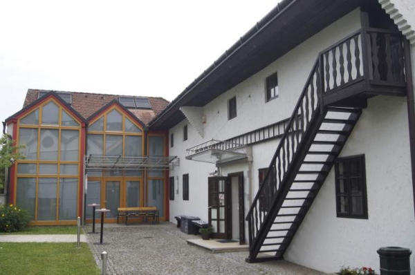 The courtyard of the Kokoschka
                                          Museum with the new exhibition wing The courtyard of the Kokoschka Museum with the new exhibition wing © Oskar Kokoschka Documentation
                                          Pöchlarn