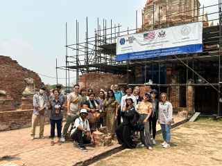 Untersuchung der bemalten Türen im Tempel Wat Kamphaeng Bang Chak, © Institut
                                          für Konservierung und Restaurierung, Universität für angewandte Kunst Wien 