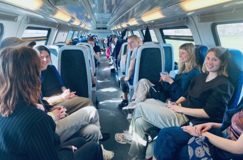 Studierende im Zug nach Krems an der Donau