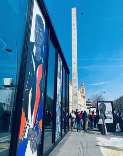 Außenansicht von der Kunsthalle Krems mit Studierenden im Hintergrund