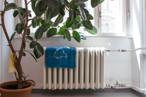 Arbeit von Jiun-You Ou / Blau gebatiktes Baumwolltuch auf der Heizung liegend