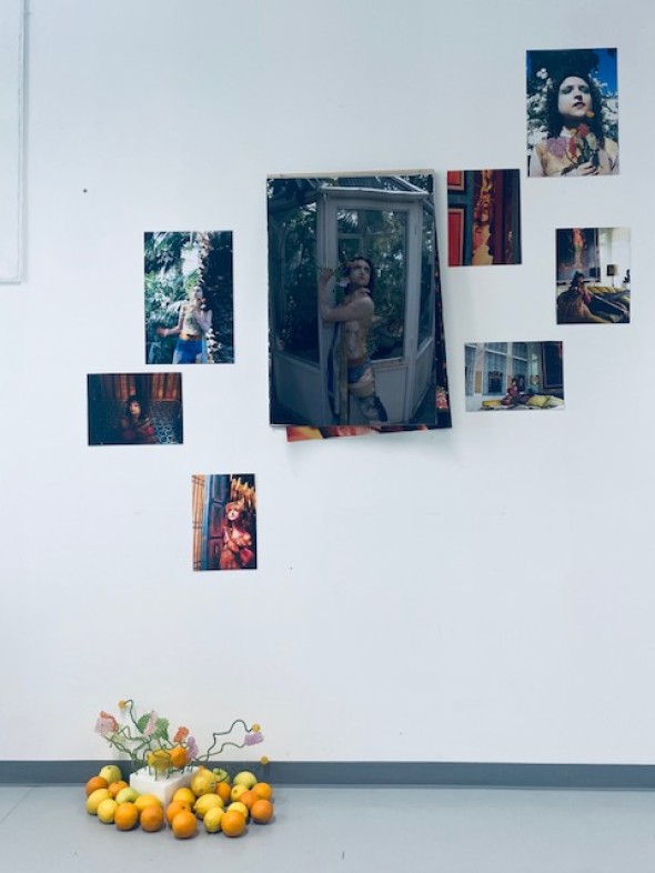 Installation von Ao Nicole Nagasaki mit Fotografien, Zitrusfrüchten und Blumen aus Perlen