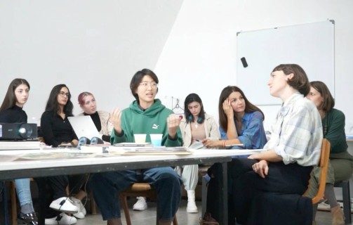 Zhe Sun in discussion with other students