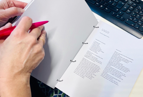 Doris beim Durchblättern des Kochbuchs