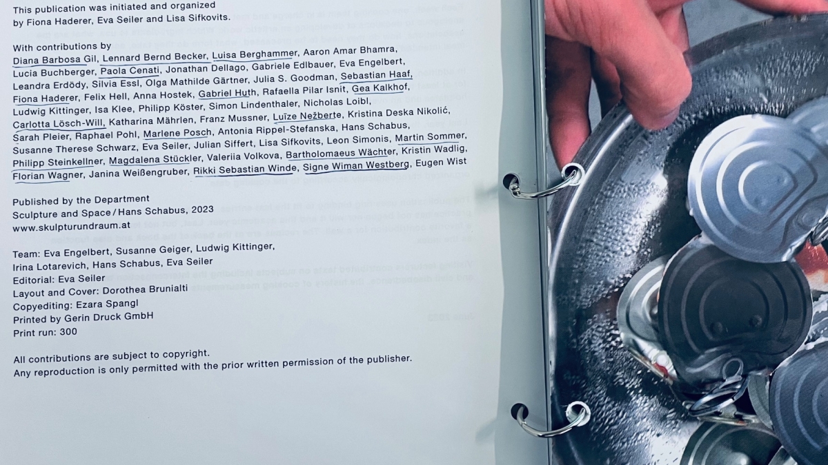 Foto des Kochbuchs mit Namen der Mitwirkenden