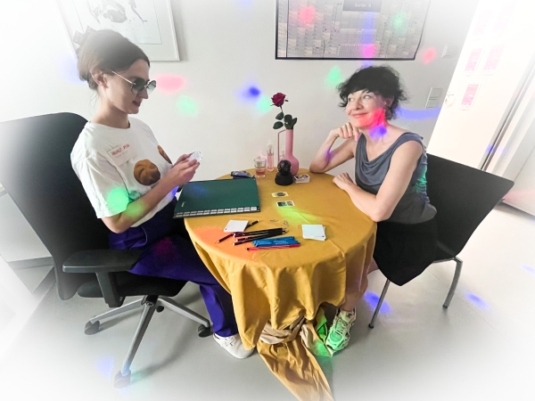 Wahrsagerin Pascale Speck während einer ihrer Sessions