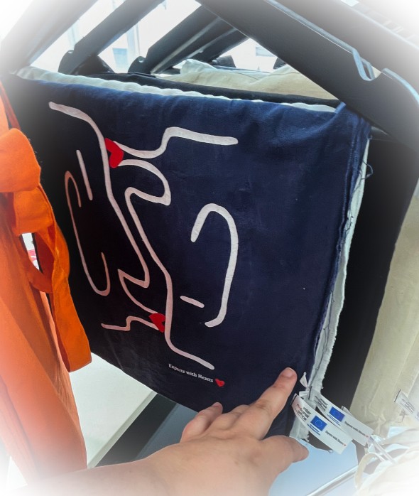 Stofftaschen mit zwei küssenden Gesichtern und dem Schriftzug Experts with Hearts