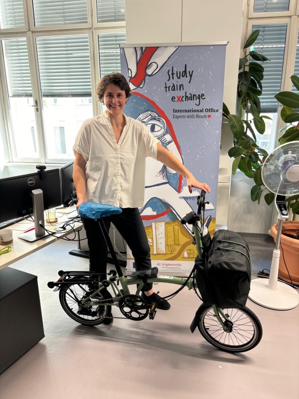 Lena beim Start ihrer Reise im International Office der Angewandten