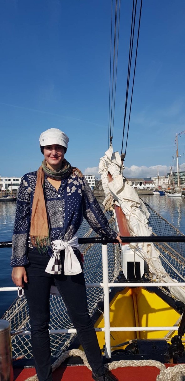 Lena auf einem Segelschiff in Brest