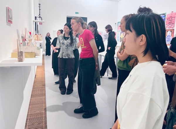 Studierende beim Schauen von Kunstwerken in der Horror-Patriae-Ausstellung