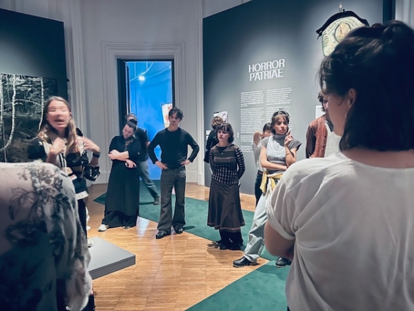 Studierendegruppe mit Kuratorin in der Horrror Patriae-Ausstellung
