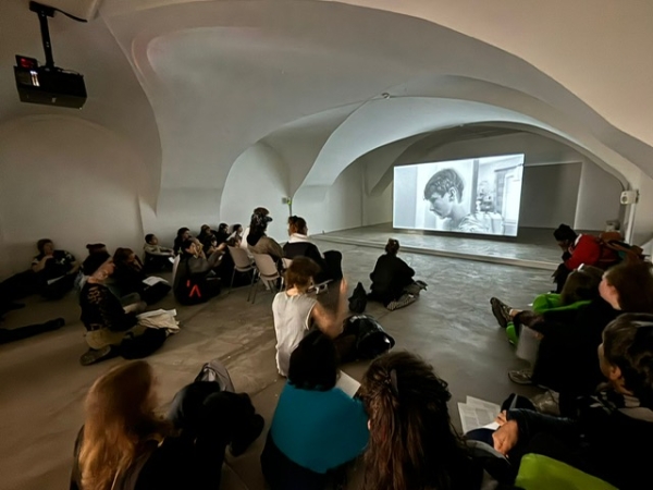 Studierende beim Schauen eines Films von Joseph Dabernig im Kunstverein Graz