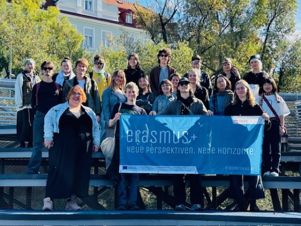 Gruppenfotos mit Incoming Studierende mit Erasmus+ Fahne