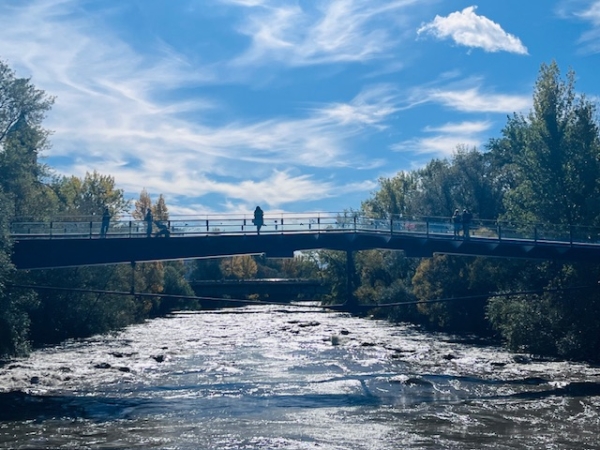 Der Mur-Fluss an einem sonnigen Tag in Graz