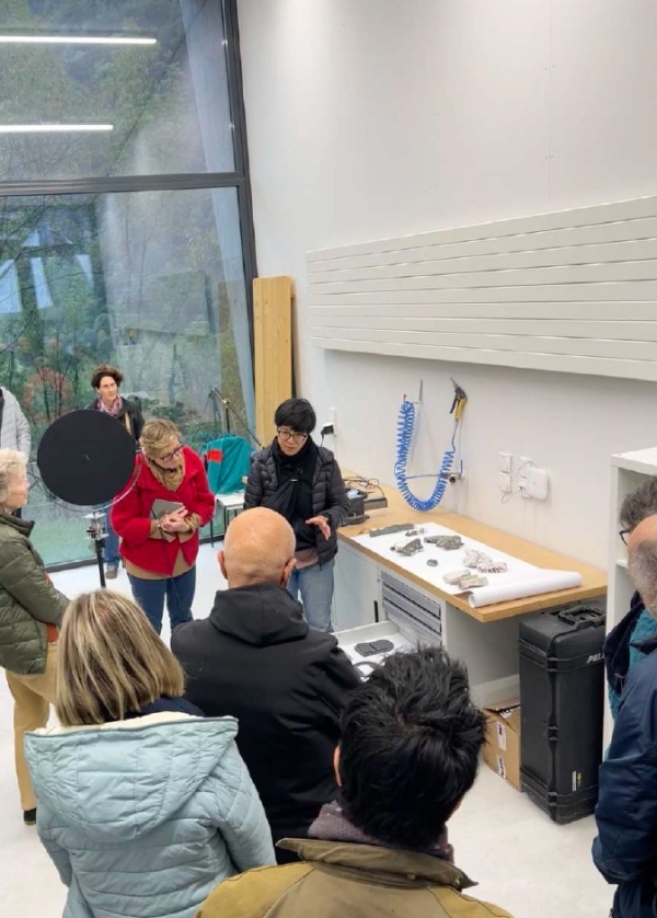 Jiun You Ou im Atelier beim Open Studio mit Besucher*innen