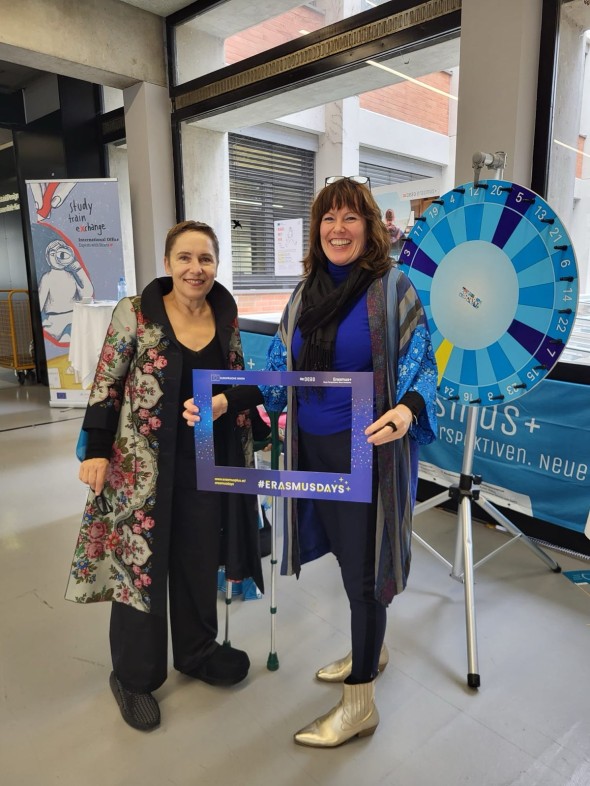Rektorin Schaper Rinkel und die International Office-Leiterin Astrid Anna Behrens vorm Glücksrad