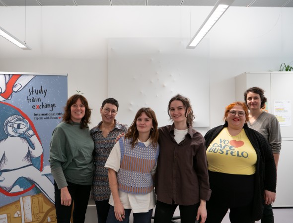 Gruppenfoto mit den Designerinnen und dem International Office vor dem Akustikelement (Europa)