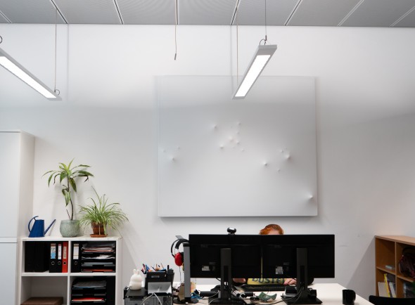 Akustikelement (Weltkarte) aufgehängt