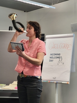 Lena Wicke-Aengenheyster playing the horn.