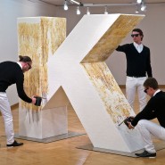 Axel Just/Perfekt World; Das grosse Zucker K; 2010; Stahl, Holz, Silikon, Zuckerwrfel karamelisiert; 210 x 230 x 70 cm: 