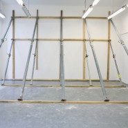 Lisa Langeder; ohne Titel; 2010; Holz, Deckensttzen; 3,5 x 4 x 3,5 m: 